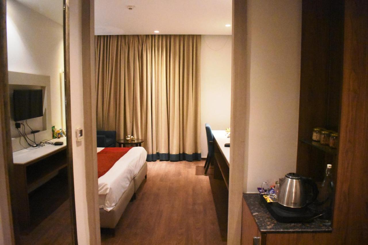 Lemonwood Suites By F9 Hotels - Trivoli Garden Chhatarpur Nuova Delhi Esterno foto